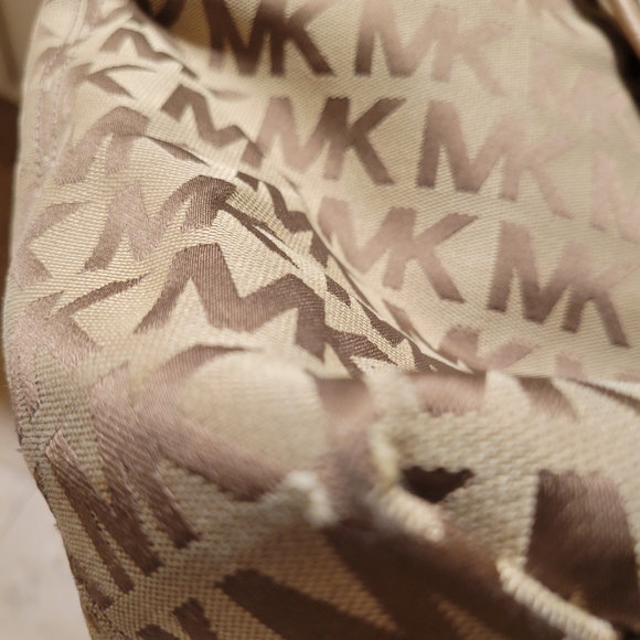 Michael Kors Large Gathered Signature Tote - Picture 9 of 9